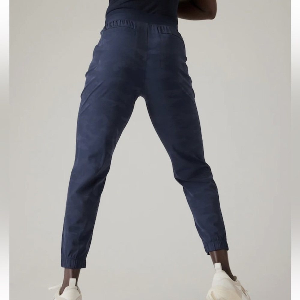 FA23 Athleta Brooklyn Heights Joggers Dress Blue Camo Travel Athleisure Pant 12 - Picture 11 of 16